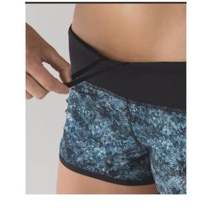 Lululemon - Speed Up Low-arise 2.5”. Size 2 - Blue Fairisle Multi Black